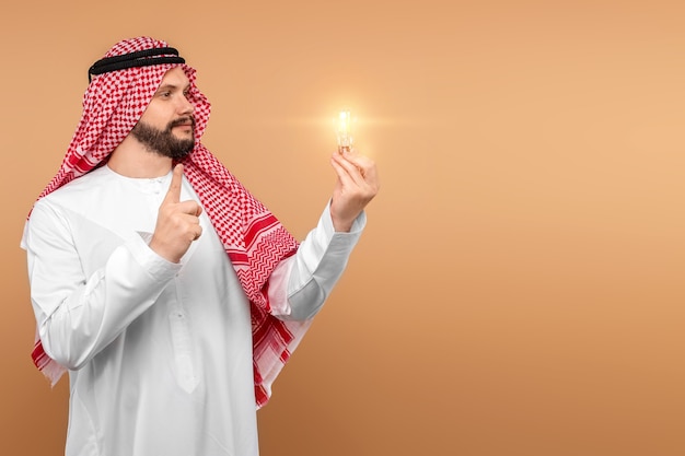 Expressieve Arabische man die zich voordeed