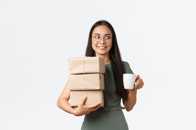 Expressieve jonge Aziatische vrouw poseren