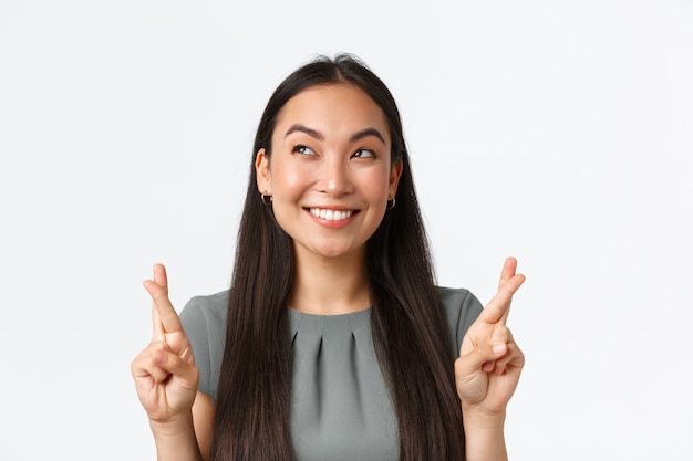 Expressieve jonge Aziatische vrouw poseren