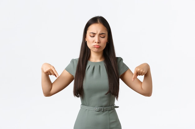 Expressieve jonge Aziatische vrouw poseren