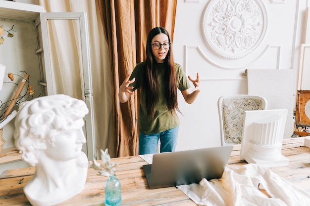 Expressieve jonge blanke vrouw poseren