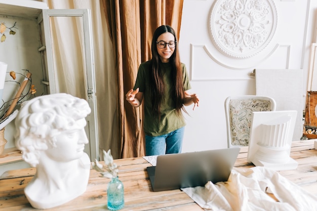 Expressieve jonge blanke vrouw poseren