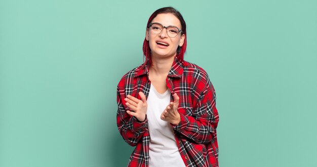 Expressieve jonge mooie vrouw gebaren