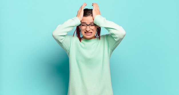 Expressieve jonge mooie vrouw gebaren