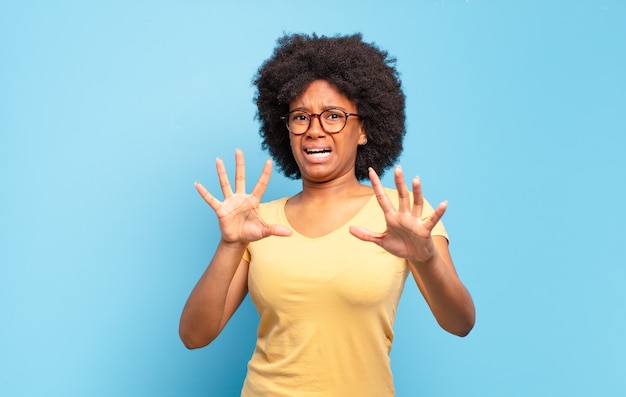 Expressieve jonge mooie zwarte vrouw gebaren