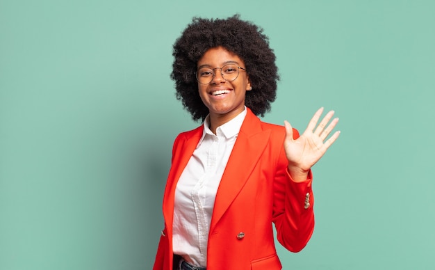 Expressieve jonge mooie zwarte vrouw gebaren