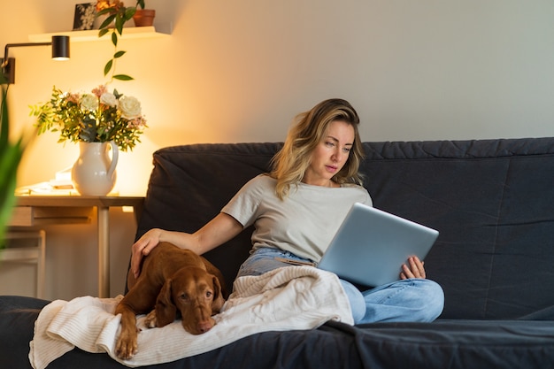 Expressieve jonge vrouw poseren binnen