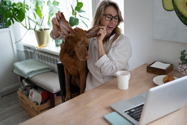 Expressieve jonge vrouw poseren binnen