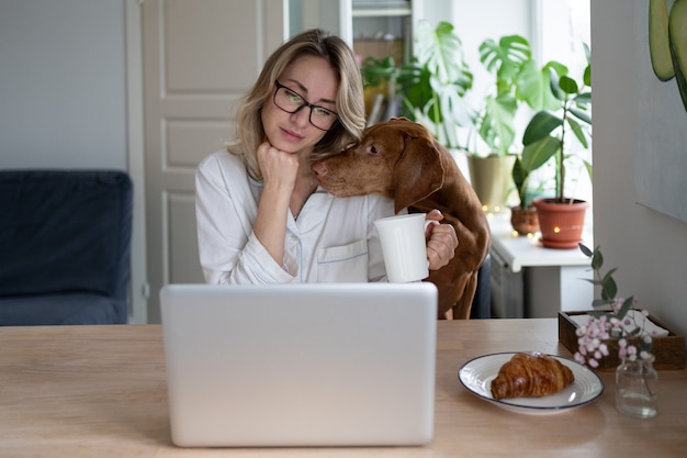 Expressieve jonge vrouw poseren binnen