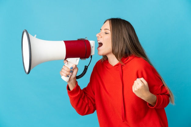 Expressieve jonge vrouw poseren