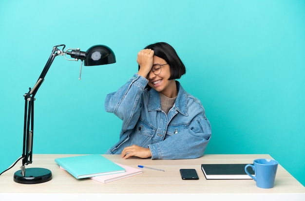 Expressieve jonge vrouw poseren