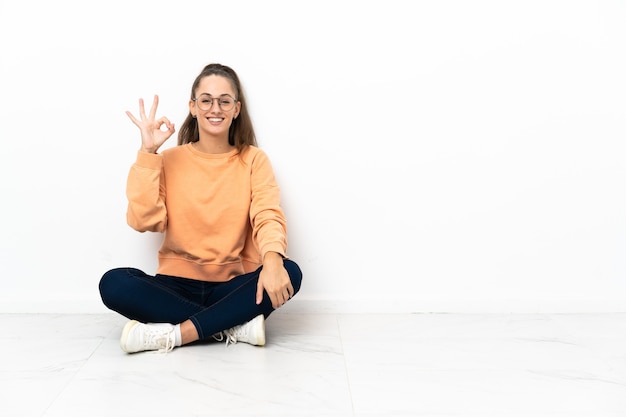 Expressieve jonge vrouw poseren