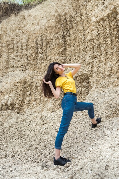 Expressieve jonge vrouw poseren