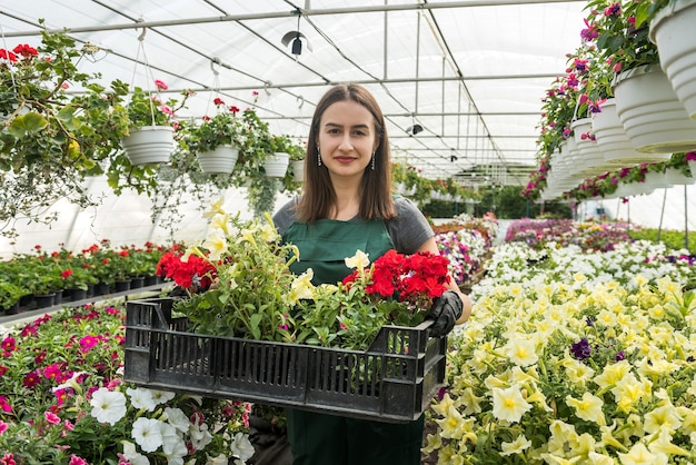 Expressieve jonge vrouw poseren