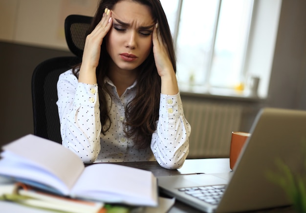 Expressieve jonge vrouw poseren