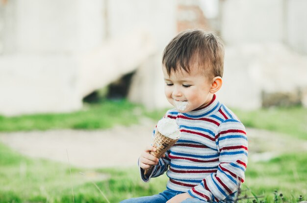 Expressieve kleine kinderen poseren