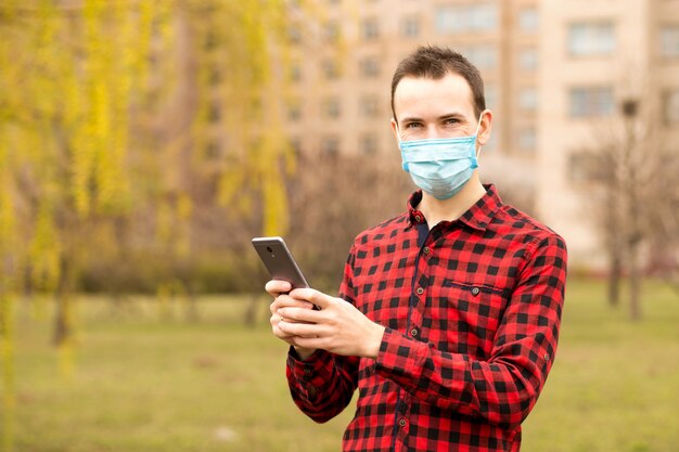 Expressieve man poseren met medisch gezichtsmasker