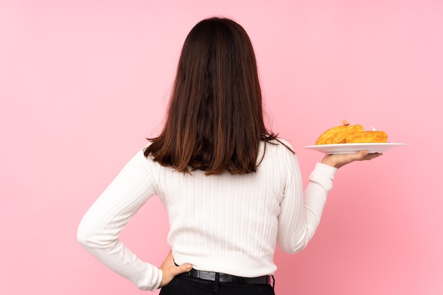 Expressieve mooie jonge vrouw poseren