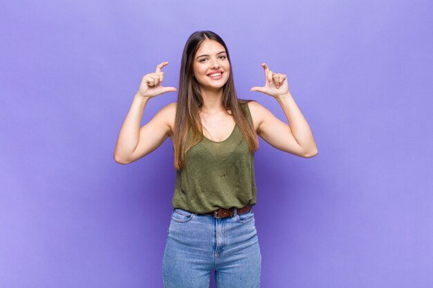 expressieve mooie jonge vrouw