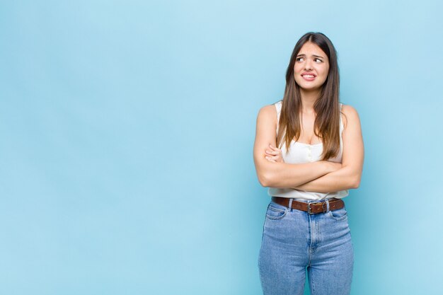 expressieve mooie jonge vrouw