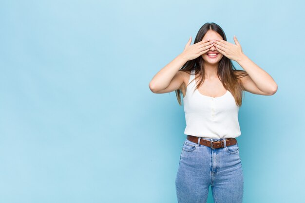 expressieve mooie jonge vrouw