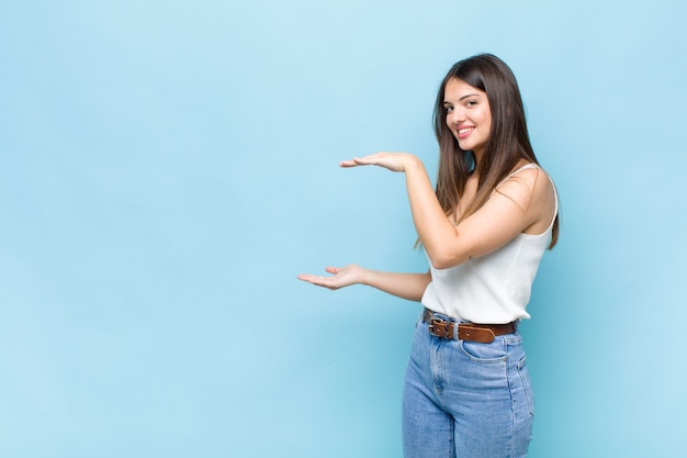 Expressieve mooie jonge vrouw