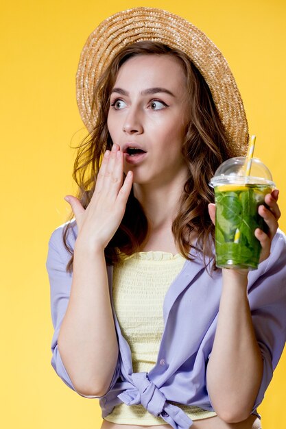 Expressieve mooie vrouw poseren met een glas drank