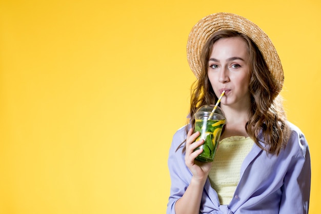 Expressieve mooie vrouw poseren met een glas drank