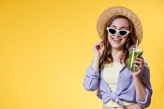 Expressieve mooie vrouw poseren met een glas drank