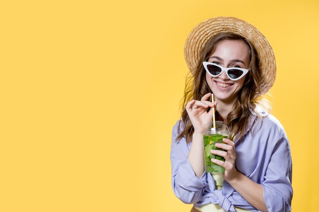 Expressieve mooie vrouw poseren met een glas drank