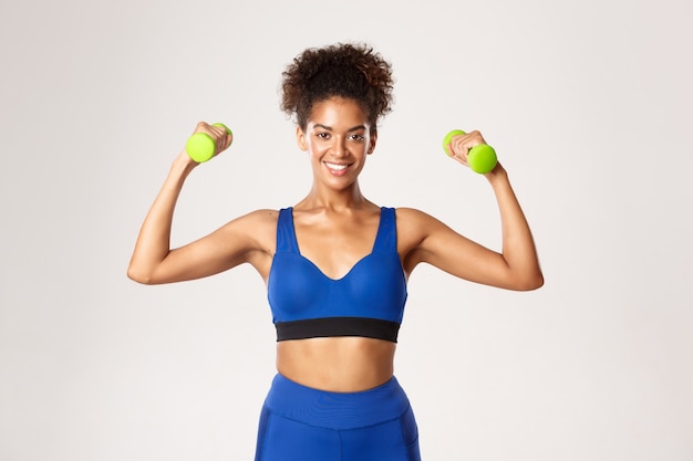 Expressieve vrouw in fitness kleding poseren