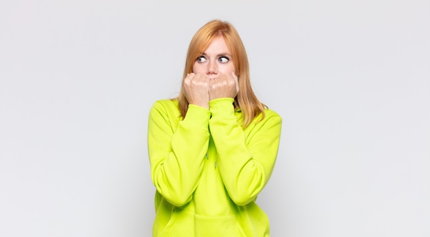 Expressieve vrouw poseren in de studio