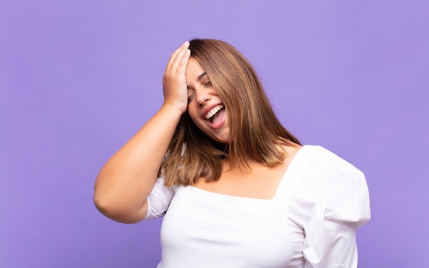 Expressieve vrouw poseren in de studio