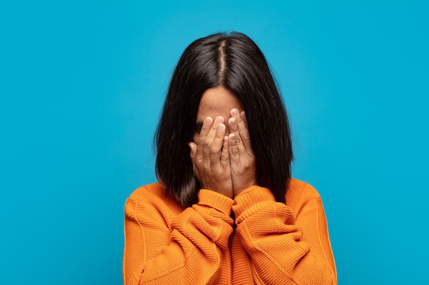 Expressieve vrouw poseren in de studio