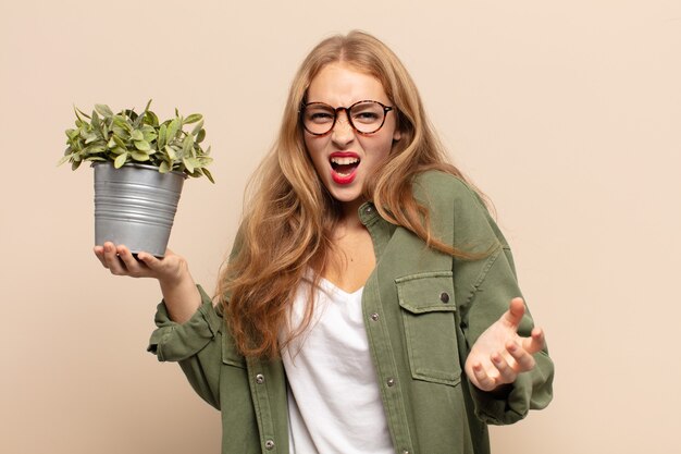 Expressieve vrouw poseren in de studio