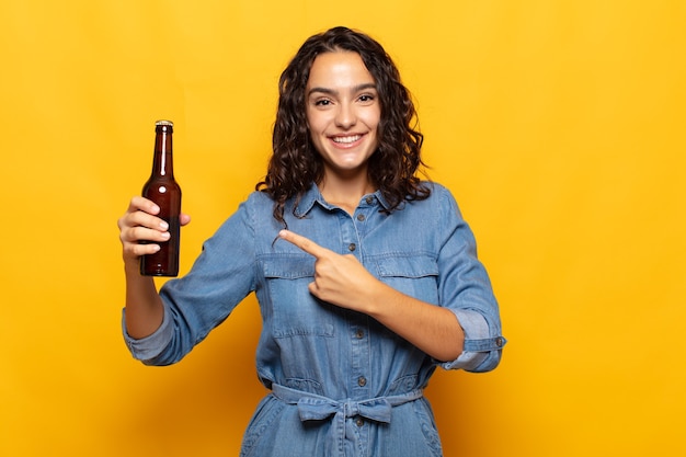 Expressieve vrouw poseren in de studio