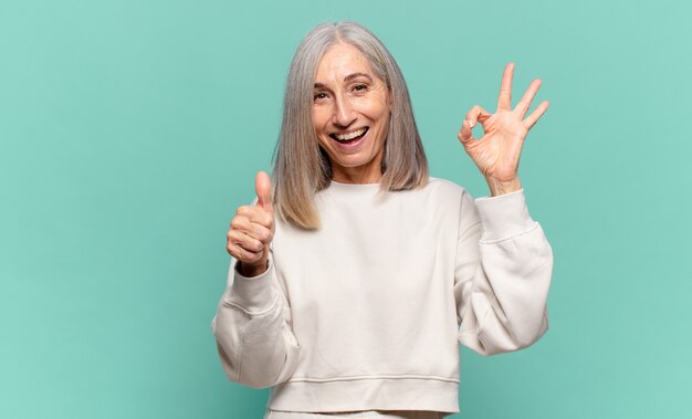 Expressieve vrouw poseren in de studio