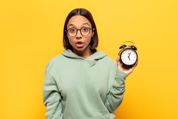 Foto expressieve vrouw poseren in de studio