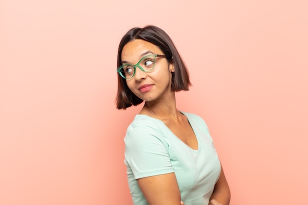 Expressieve vrouw poseren in de studio