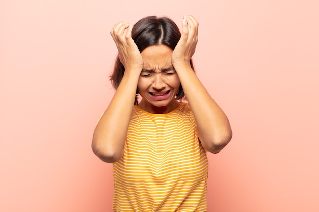 Expressieve vrouw poseren in de studio