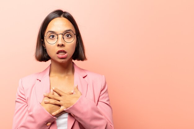 Expressieve vrouw poseren in de studio