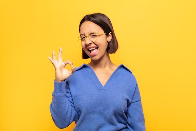 Expressieve vrouw poseren in de studio