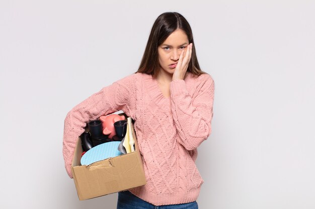 Expressieve vrouw poseren in de studio