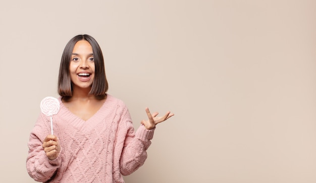 Expressieve vrouw poseren in de studio