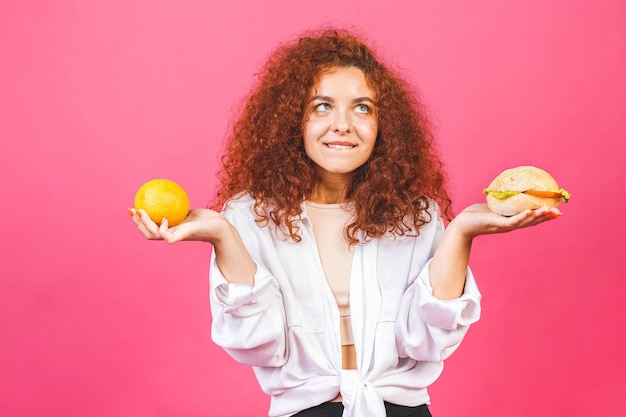 Expressieve vrouw poseren in de studio