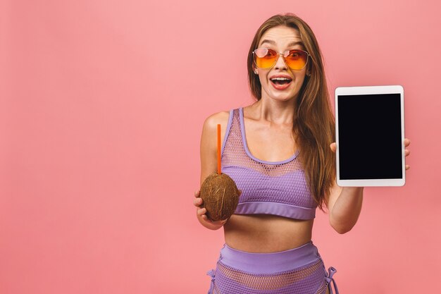 Expressieve vrouw poseren in de studio