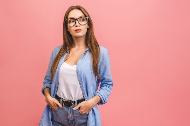 Expressieve vrouw poseren in de studio