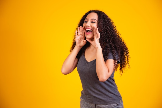 Expressieve vrouw wauw. jonge vrouw verrast door de lage prijzen. Geschokt en opgewonden vrouw met ruimte voor tekst