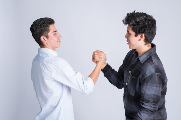 Foto espressione di sicurezza, fiducia e amicizia. due persone che si stringono la mano. condividi con un amico