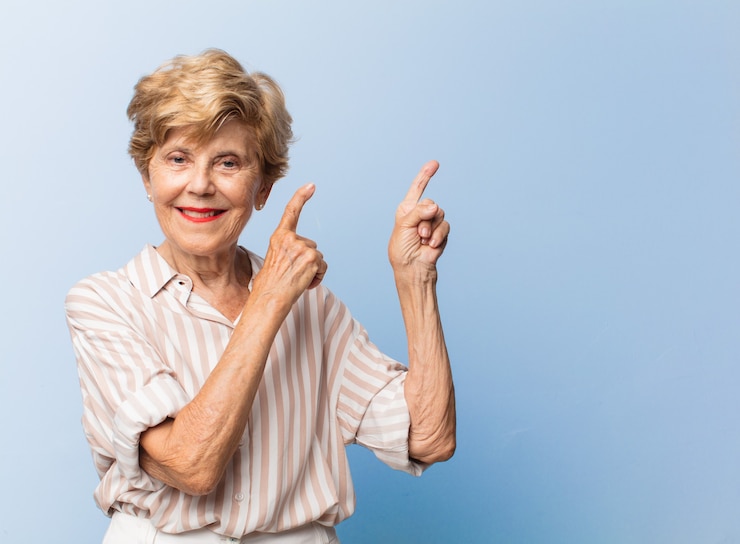 Photo expressive beautiful elderly woman